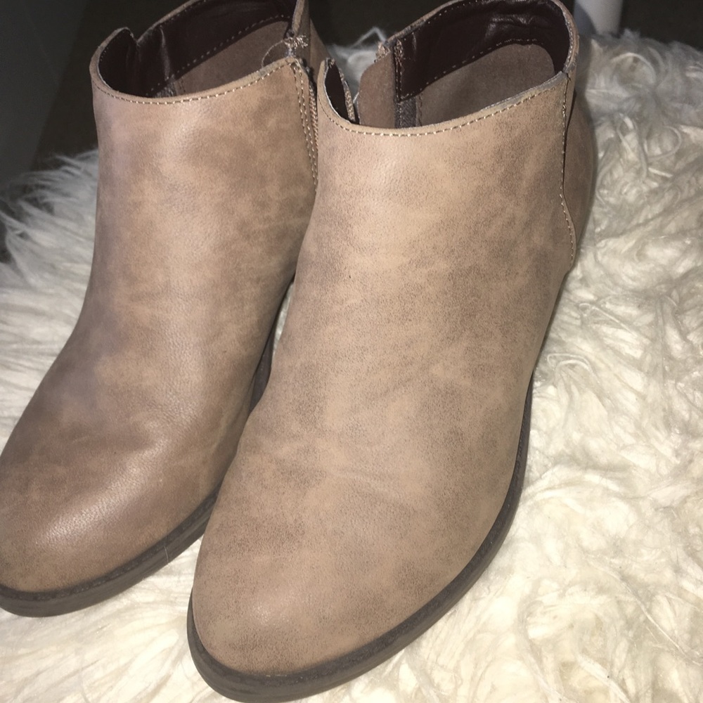 Boots - Picture 3 of 4